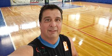 El diputado nacional Marcelo Casaretto fue visto viendo un partido de básquet en medio del presupuesto.