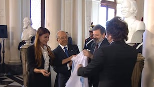 Milei inauguró el busto de Menem.