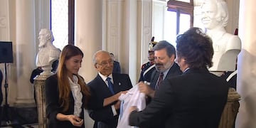 Milei inauguró el busto de Menem.