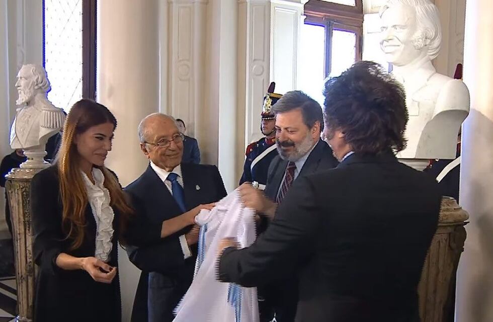 El Gobierno inauguró un busto de Carlos Menem en Casa Rosada