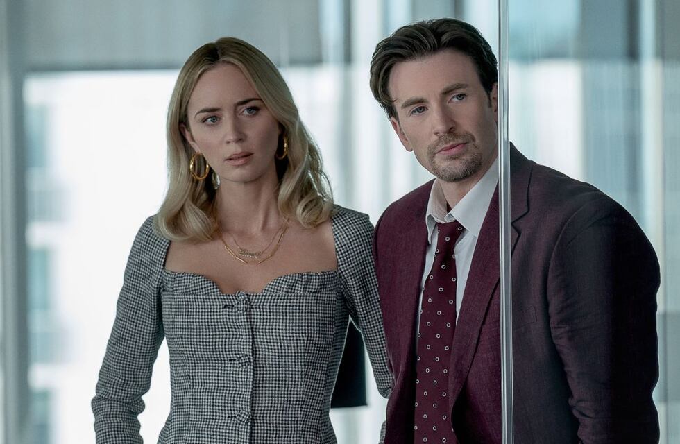 Emily Blunt es una madre desesperada y Chris Evans un extorsionador en el nuevo drama de Netflix