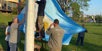 Realizaron el cambio de bandera argentina que ondea en la rotonda de acceso a Puerto Iguazú.