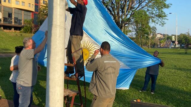 Realizaron el cambio de bandera argentina que ondea en la rotonda de acceso a Puerto Iguazú.