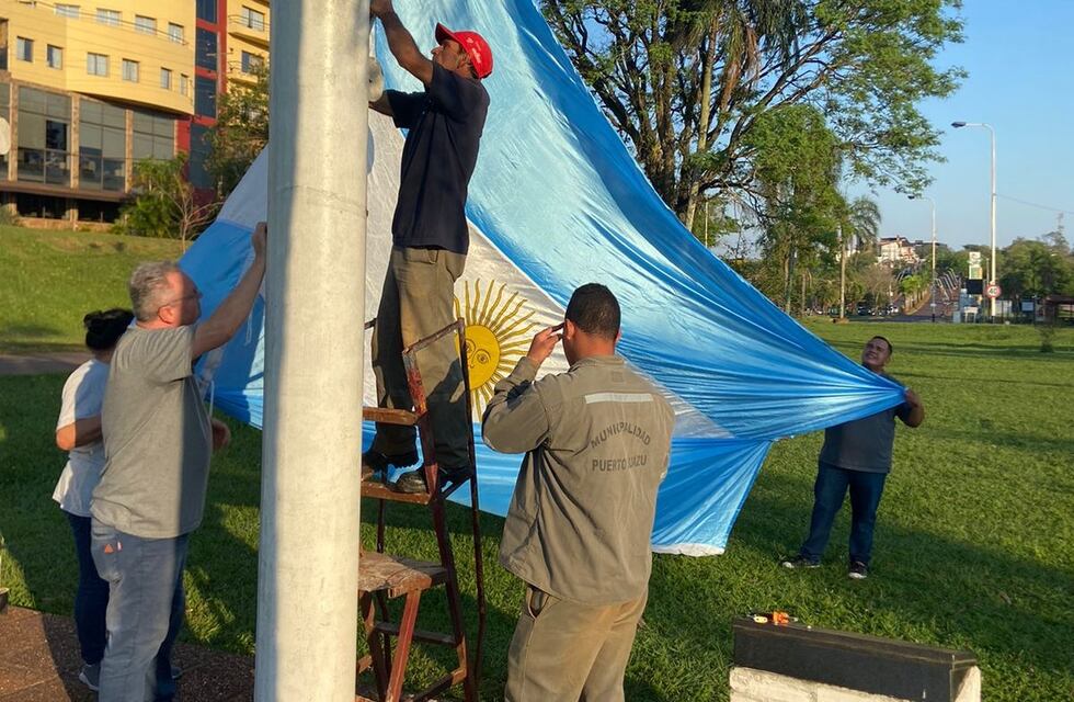 Realizaron el cambio de bandera argentina que ondea en la rotonda de acceso a Puerto Iguazú
