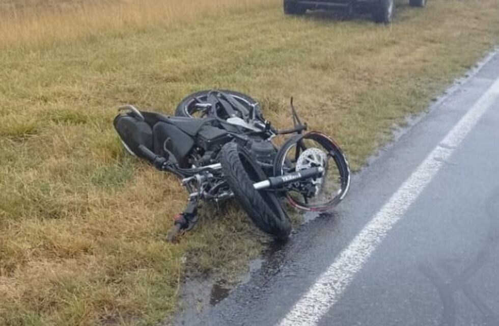 Accidente fatal en Angélica: murió un motociclista tras chocar un camión