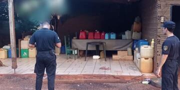 Puerto Iguazú: allanaron un domicilio por “hurto” y se encontraron con un punto ilegal de venta de combustible.