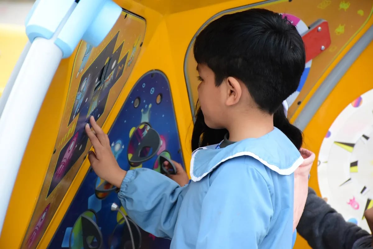 El "Domo Cósmico" es un espacio de juego que promueve la incorporación de habilidades cognitivas y motrices, precursoras del aprendizaje.