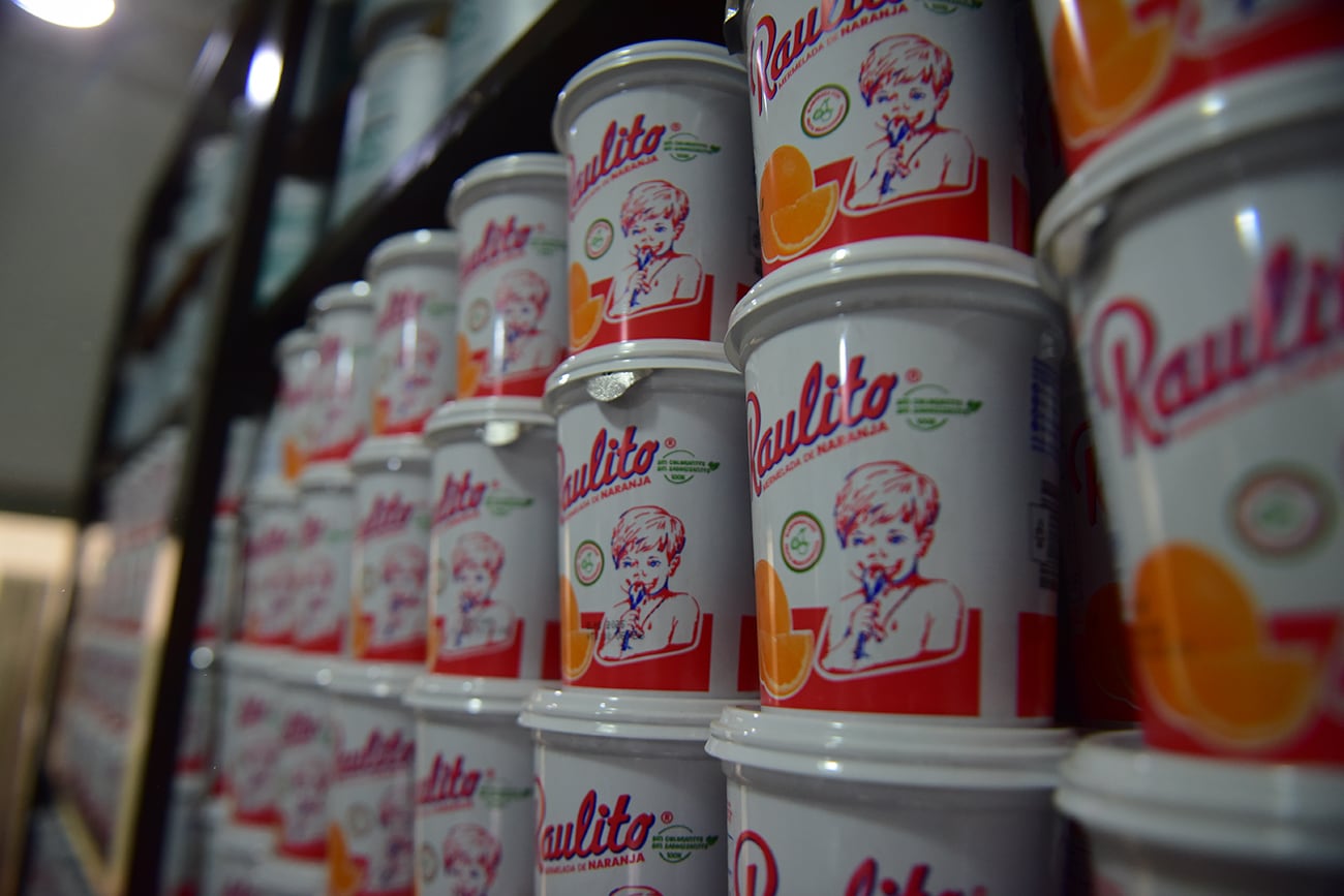 Raulito produce nueve sabores de mermeladas, un dulce de leche y tomate triturado. (José Gabriel Hernández / La Voz)