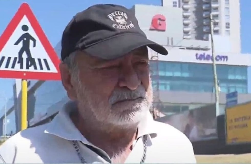 Es jubilado y vende neumáticos usados en las calles de Córdoba para pagar su tratamiento contra el cáncer