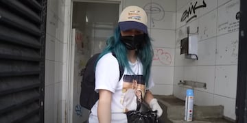 La youtuber limpió baños públicos como un desafío