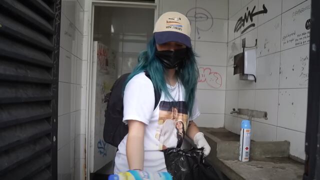 La youtuber limpió baños públicos como un desafío