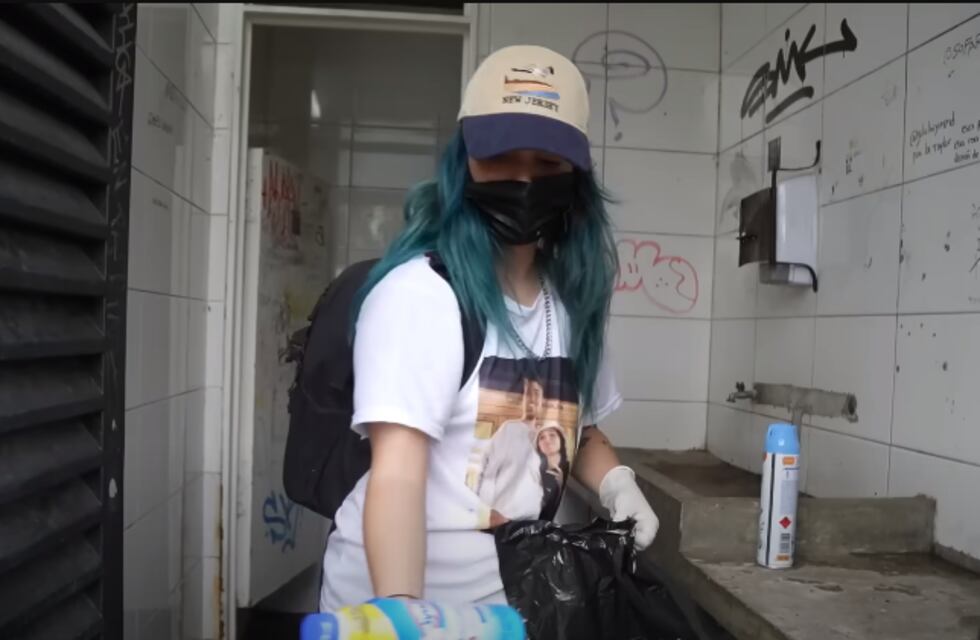 Insólito desafío: se propuso limpiar “los peores baños públicos de Rosario” y se hizo viral