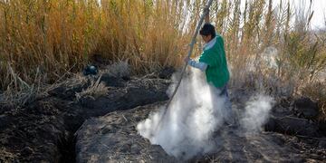 Extraño fenómeno en el Kilómetro 8, la tierra está caliente y sale humo.