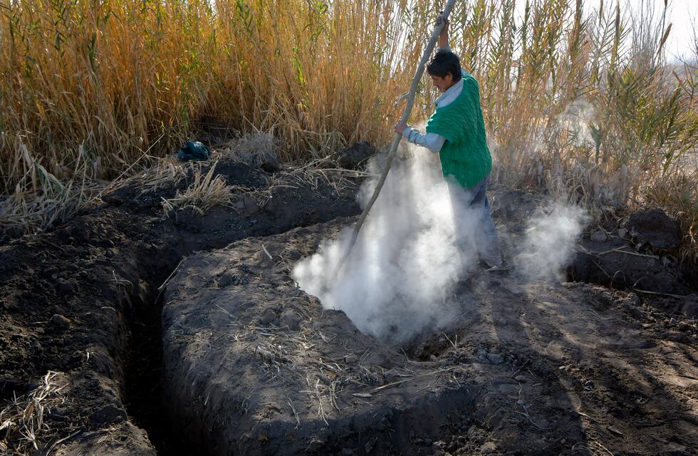 El misterioso humo que sale de la tierra en Guaymallén dejaría sin casa a 70 familias