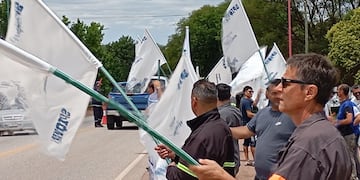 La protesta de los químicos en Embalse, este lunes. (La Voz)