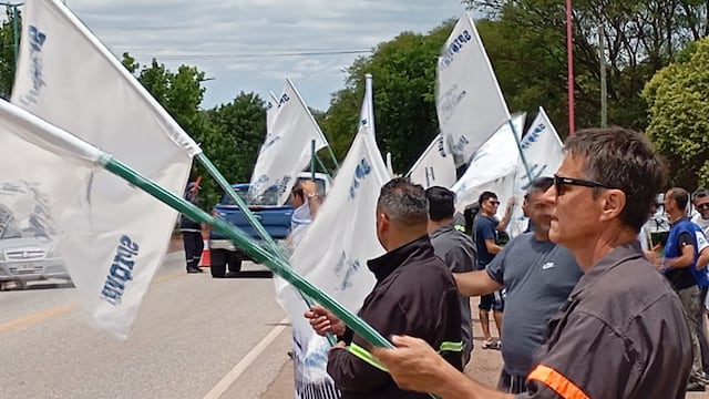 La protesta de los químicos en Embalse, este lunes. (La Voz)