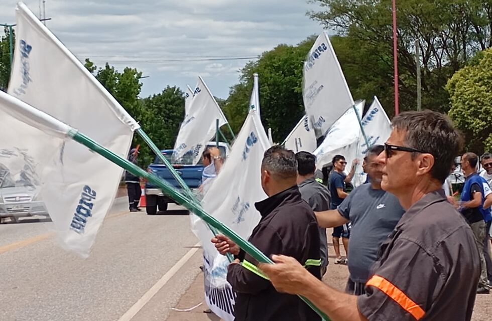 Los trabajadores de la Petroquímica Río Tercero protestaron por los despidos en el acto de Llaryora y Bullrich