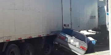 Un camión destrozó a un auto estacionado.