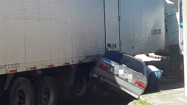 Un camión destrozó a un auto estacionado.