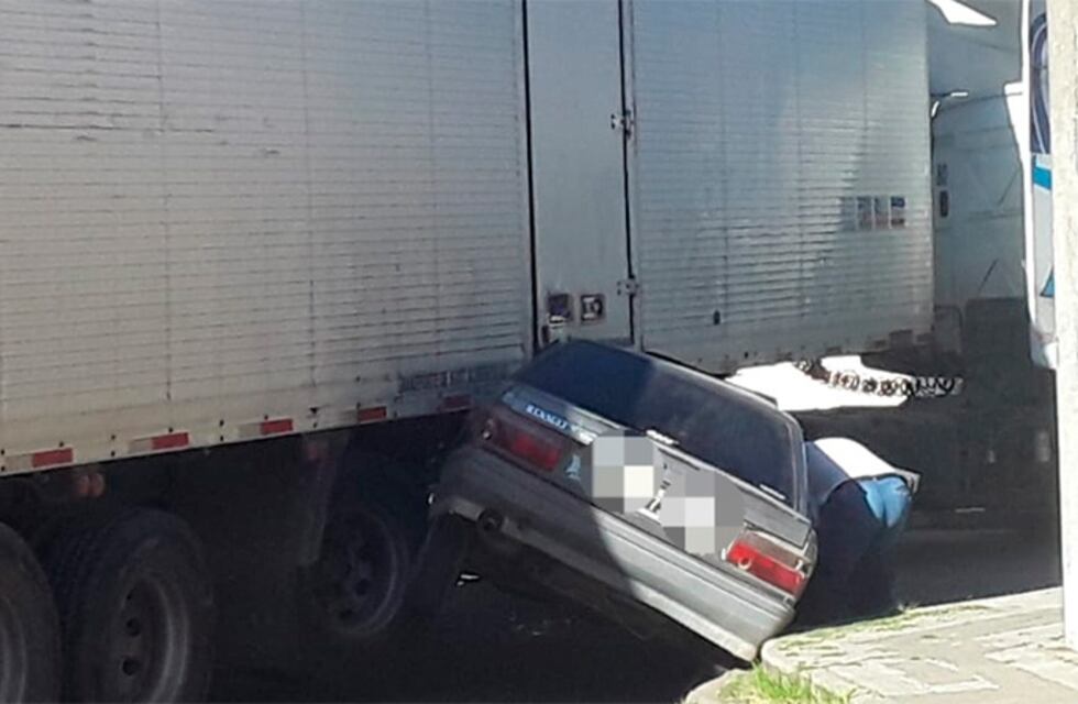 Victoria: camionero no calculó el radio de giro y destrozó un auto