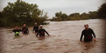 En el río Ctalamochita trabajan 64 bomberos voluntarios, en la búsqueda de un joven que se perdió el 7 de febrero de 2021.