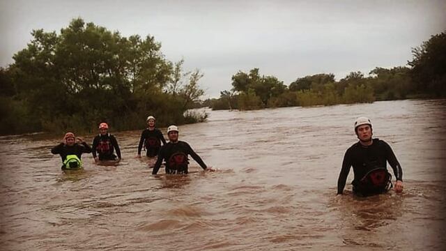 Los bomberos voluntarios trabajan en diversas tareas de salvataje, en la provincia de Córdoba.