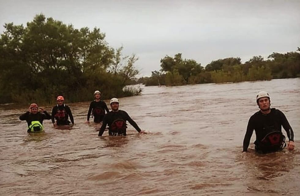 Tío Pujio: siguen buscando al joven arrastrado por el río