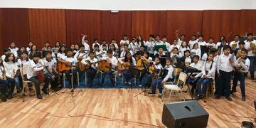 Formando a niños y adolescentes, el profesor Amante les inculcó "paciencia,
dedicación y amor por la música", afirman sus discípulos.