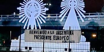 "Bienvenido a la Argentina Presidente europeo", se leía en uno de de los carteles en contra de la visita presidencial. (Corresponsalía)