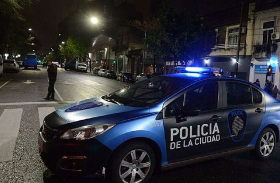 Hallaron a un hombre asesinado en su casa de Boedo y buscan al asesino: escapó por los techos