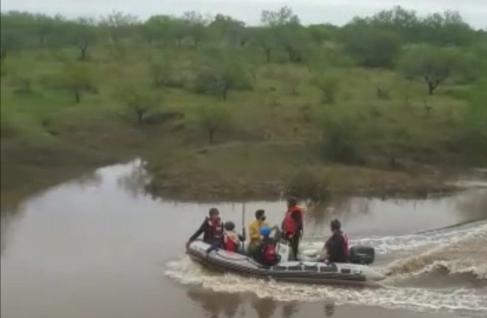 Departamento San Salvador: intensa búsqueda de un joven que fue arrastrado por la correntada