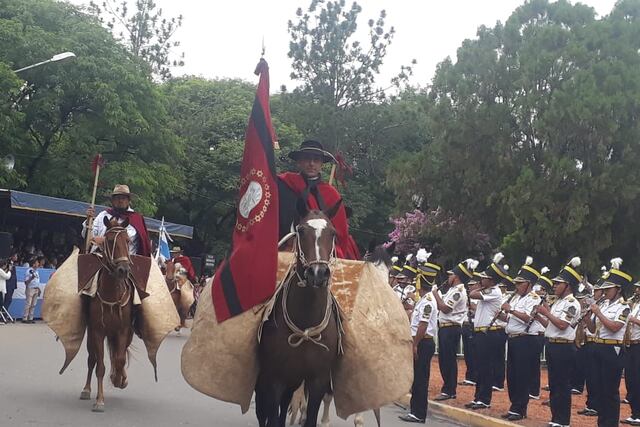 Desfile en honor a Martín Miguel de Güemes en Salta.