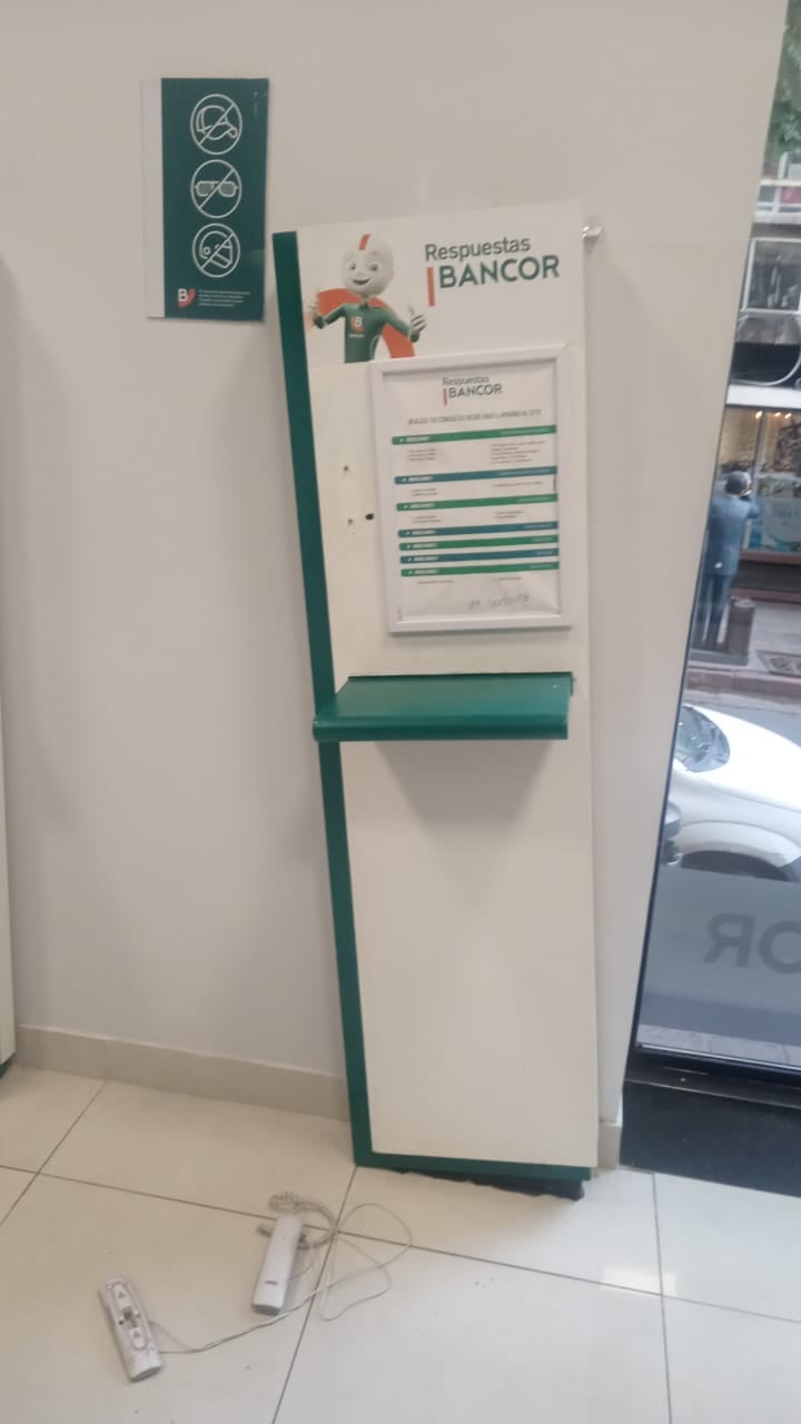 El sujeto atacó un teléfono en el Banco de Córdoba ubicado en la calle San Jerónimo al 200.