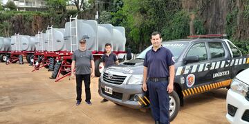 Entregaron un tanque cisterna con acoplado a Bomberos Voluntarios de Eldorado.