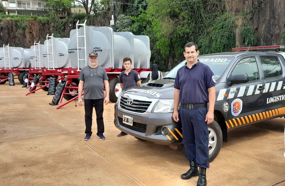 Entregaron un tanque cisterna con acoplado a Bomberos Voluntarios de Eldorado