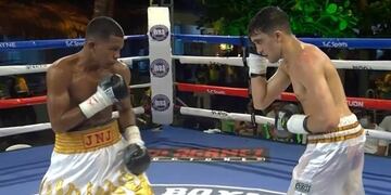 El mendocino Kevin Muñoz (derecha) enfrentó al colombiano Rober Barrera. La pelea fue suspendida por la lluvia.