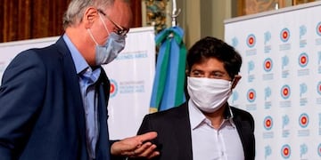 Daniel Gollan (i), ministro de Salud bonaerense, junto al gobernador Axel Kicillof. (Clarín/Archivo).