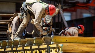 Se trata de un ritual sencillo con vela y billete es la tradición elegida por muchos para asegurar oportunidades laborales en 2026.