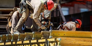 La construcción profundiza su crisis en Misiones: fuerte caída del empleo, menos empresas y baja en nuevas obras.