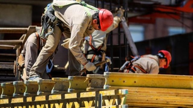Se trata de un ritual sencillo con vela y billete es la tradición elegida por muchos para asegurar oportunidades laborales en 2026.