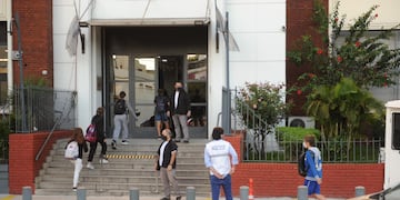 Estudiantes ingresan a la escuela ORT del barrio porteño de Núñez, luego de que la Ciudad ratificara las clases presenciales. (Federico López Claro)