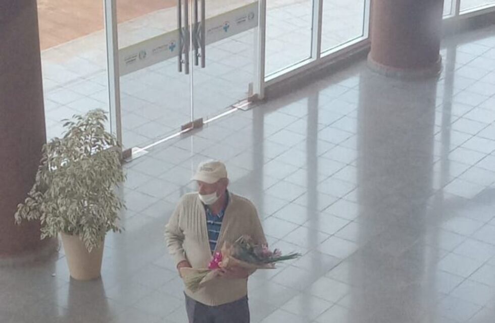 Superó al coronavirus y su esposo la agasajó con flores en su reencuentro en San Vicente