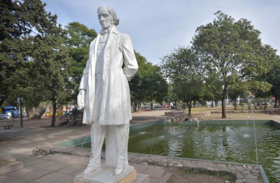 Un particular animal de 200 kilos paseó por la plaza de Alta Córdoba y sorprendió a los vecinos