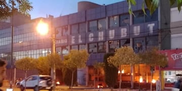 Manifestantes incendiaron el edificio del diario "El Chubut".