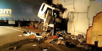 Se presume que el camionero no logró divisar la gran pared al costado de la ruta.