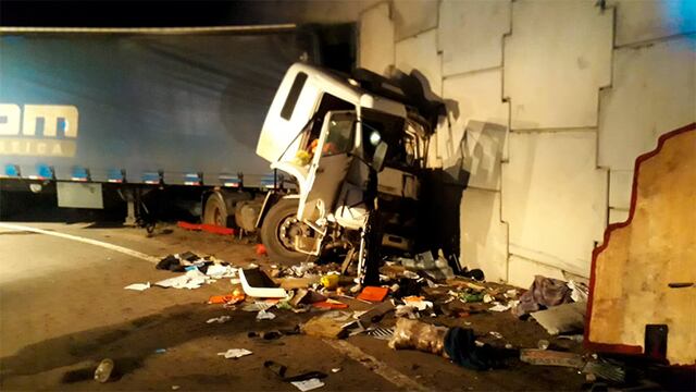 Se presume que el camionero no logró divisar la gran pared al costado de la ruta.