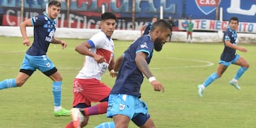 Pasaje del primer tiempo del empate entre el "Gaucho" y el "Lobo", en la undécima fecha de la Primera Nacional.
