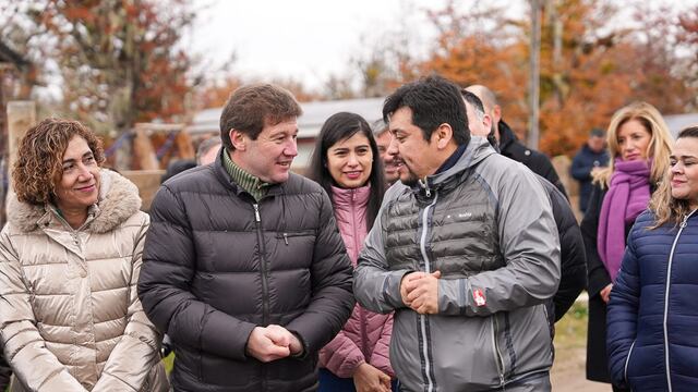 El Gobernador Melella junto al Intendente Daniel Harrington, visitaron la obra del nuevo gimnasio polideportivo.