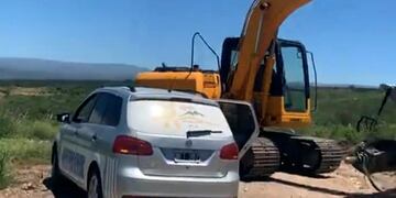 El día en que vecinos filmaron y fotografiaron a maquinarias trabajando en las tierras afectadas por incendios. (Foto: archivo / Andy Ferreyra).
