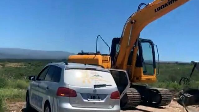 El día en que vecinos filmaron y fotografiaron a maquinarias trabajando en las tierras afectadas por incendios. (Foto: archivo / Andy Ferreyra).